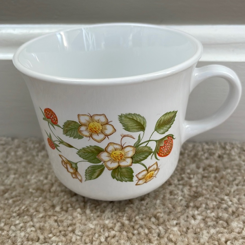 EUC Vintage CORNING STONEWARE Strawberry Sundae Flowers Graphic Coffee Tea Mug